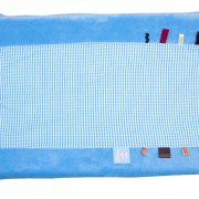 aankleedkussen blauw met labels