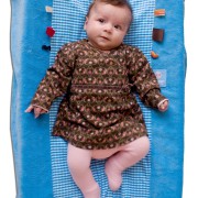 aankleedkussen blauw met labels