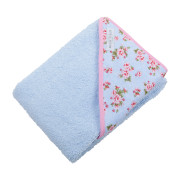 3350 Badcape licht blauw roosje - opgevouwen