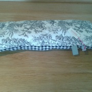 Bibelotte langwerpig kussen zwart wit met bloemen onderkant